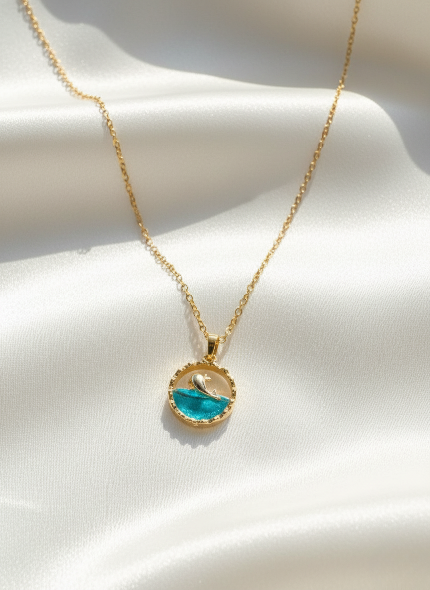 Gold dolfen necklase