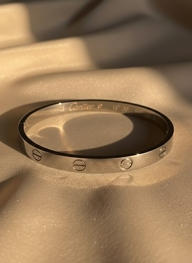 Carteer in silver bangle